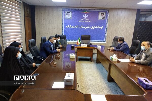 آیین تجلیل ازدانش آموزان راه یافته به مجلس‌ دانش آموزی در اندیمشک