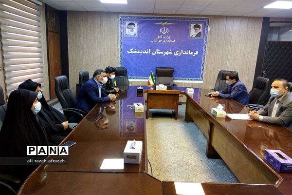 آیین تجلیل ازدانش آموزان راه یافته به مجلس‌ دانش آموزی در اندیمشک