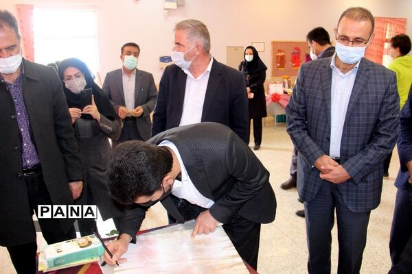 بازدید معاون تربیت‌بدنی و سلامت وزارت آموزش و پرورش از نمایشگاه مدرسه میعاد شهرکرد