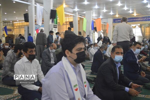 حضور مهدی یاوران دانش‌آموزان مدارس بوشهر در مراسم نماز جمعه