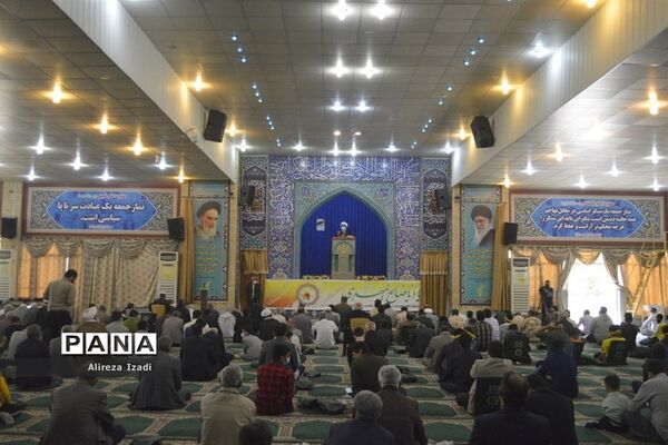 حضور مهدی یاوران دانش‌آموزان مدارس بوشهر در مراسم نماز جمعه