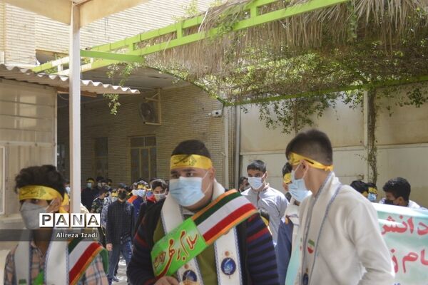 حضور مهدی یاوران دانش‌آموزان مدارس بوشهر در مراسم نماز جمعه
