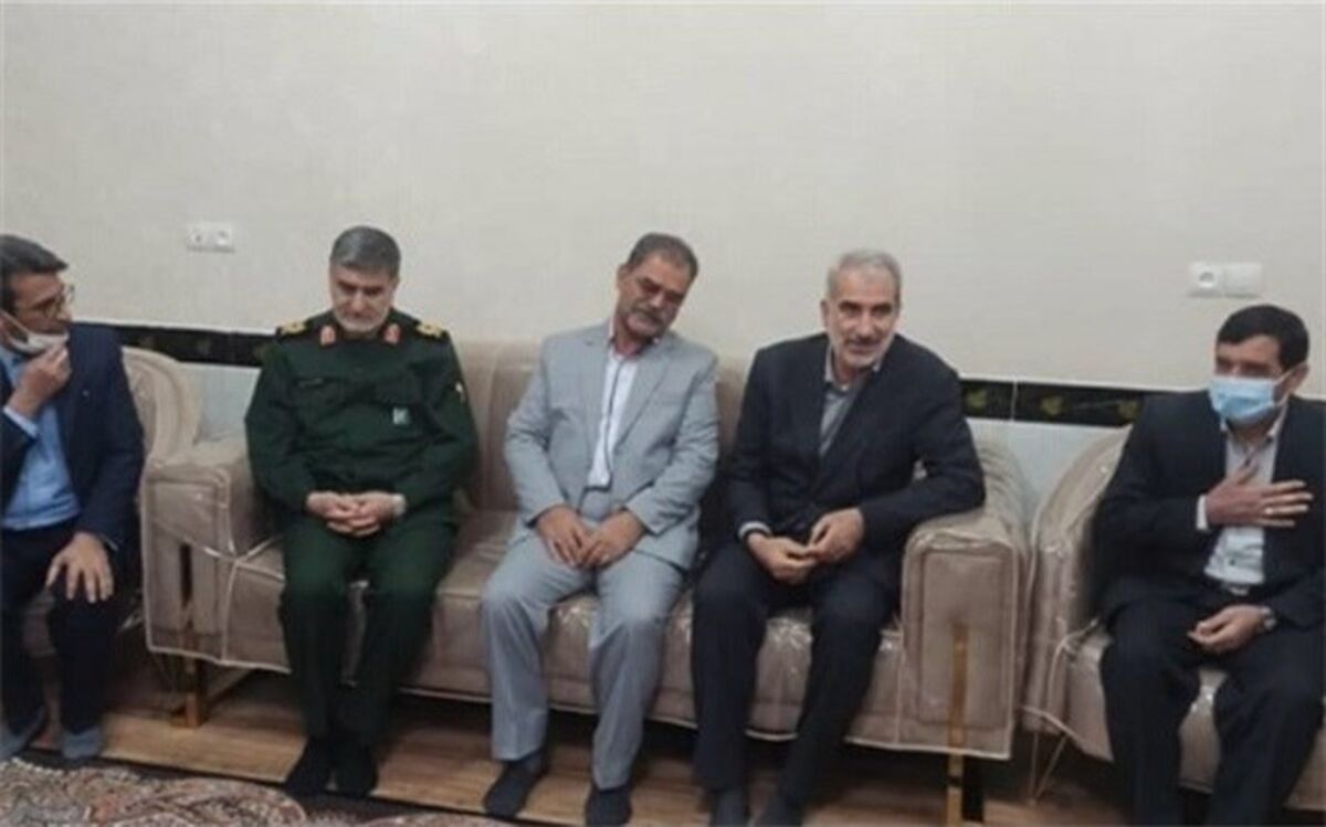 دیدار وزیر آموزش و پرورش با خانواده شهید فرج چتر سحر