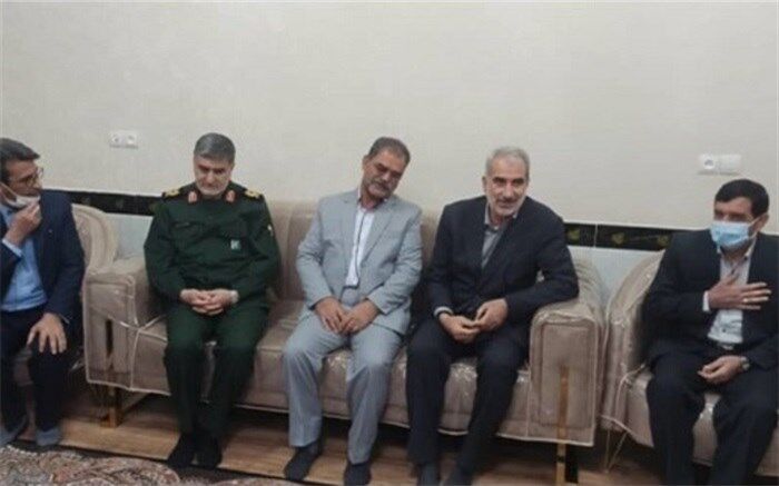 دیدار وزیر آموزش و پرورش با خانواده شهید فرج چتر سحر