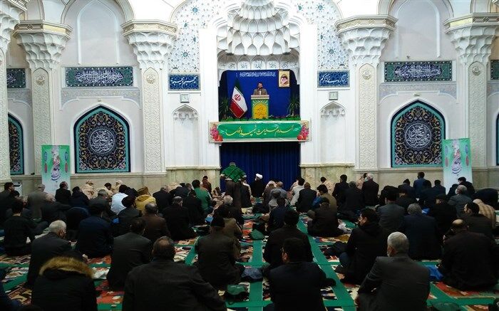 حضور مهدی یاوران دانش‌آموز مدارس اردبیل در مراسم نماز جمعه