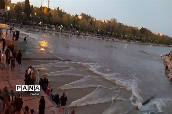 جاری شدن آب در زاینده رود