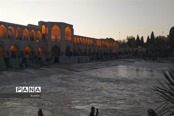 جاری شدن آب در زاینده رود