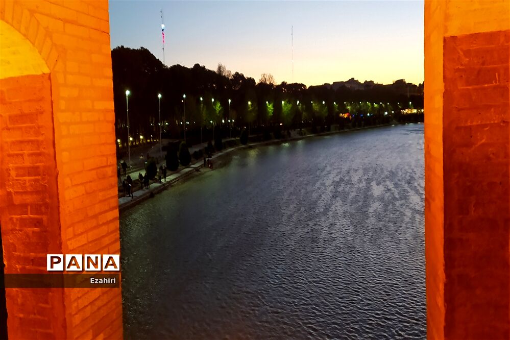 جاری شدن آب در زاینده رود