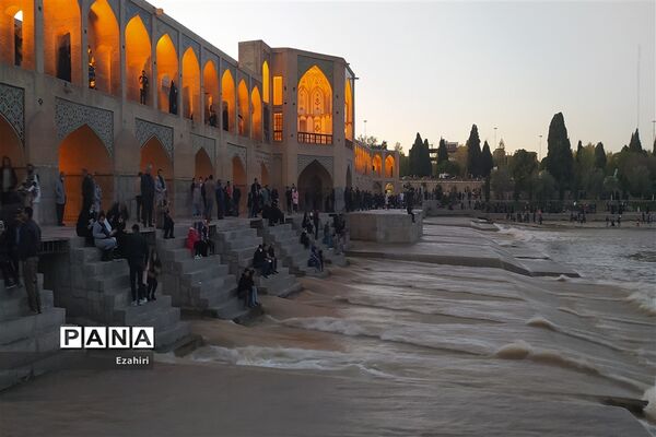 جاری شدن آب در زاینده رود