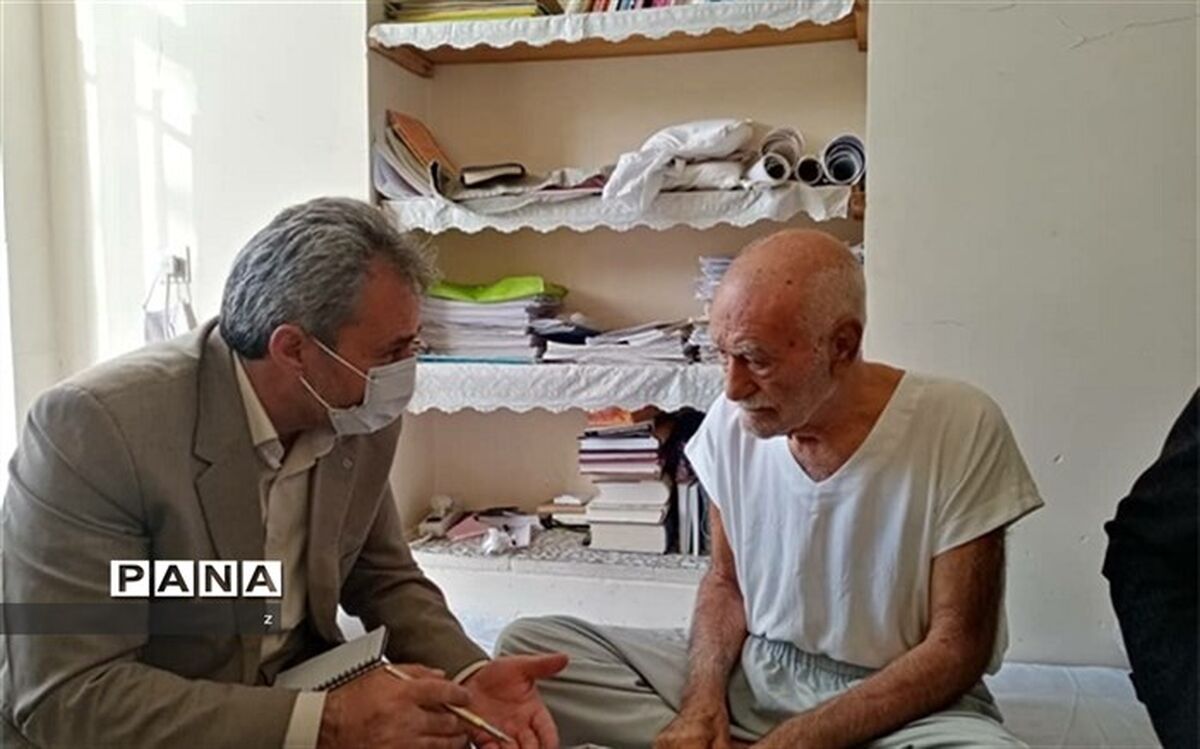 دیدار مدیرکل آموزش و پرورش استان کرمان با پهلوان"عطا احمدی" سردار مدرسه‌سازی کرمانی