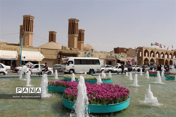مسافران نوروزی در میدان امیر چخماق یزد
