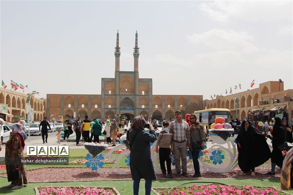مسافران نوروزی در میدان امیر چخماق یزد