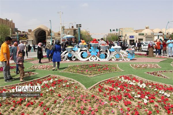 مسافران نوروزی در میدان امیر چخماق یزد