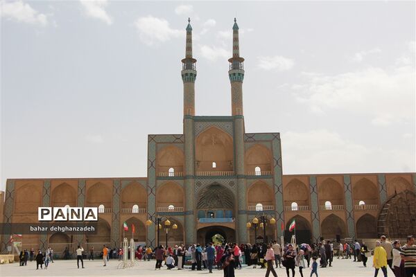 مسافران نوروزی در میدان امیر چخماق یزد