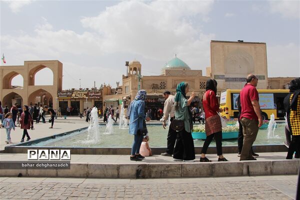 مسافران نوروزی در میدان امیر چخماق یزد