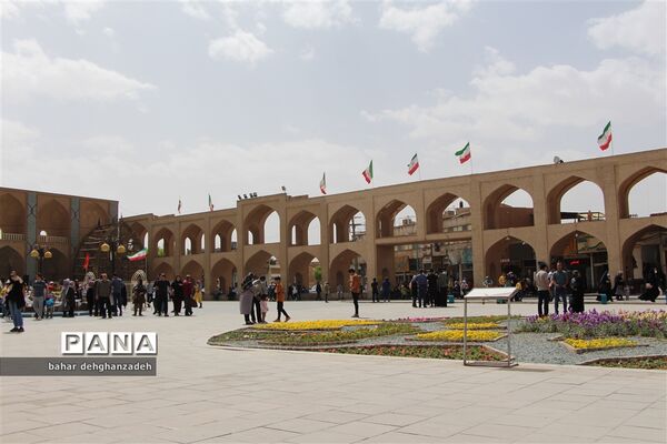 مسافران نوروزی در میدان امیر چخماق یزد