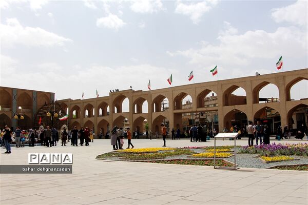 مسافران نوروزی در میدان امیر چخماق یزد
