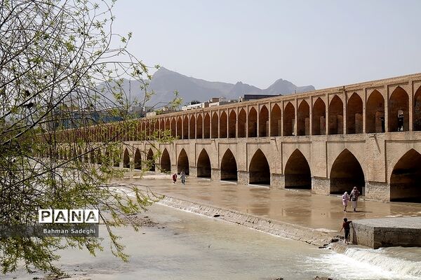 مسافران نوروزی - زاینده رود اصفهان