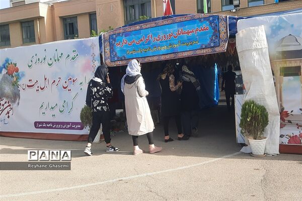 بازدید رئیس آموزش و پرورش ناحیه یک شیراز به همراه دانش‌آموزان پیشتاز از محل ستاد اسکان نوروزی