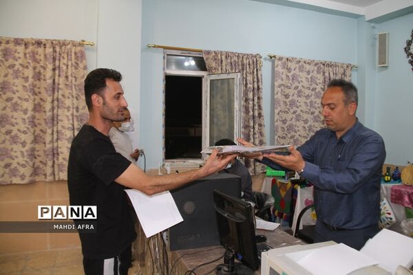 توزیع بسته های سوغاتی برای مهمانان نوروزی ستاد اسکان فرهنگیان شهرستان بهبهان