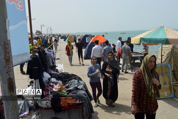 گردشگران نوروزی در سواحل زیبای بوشهر