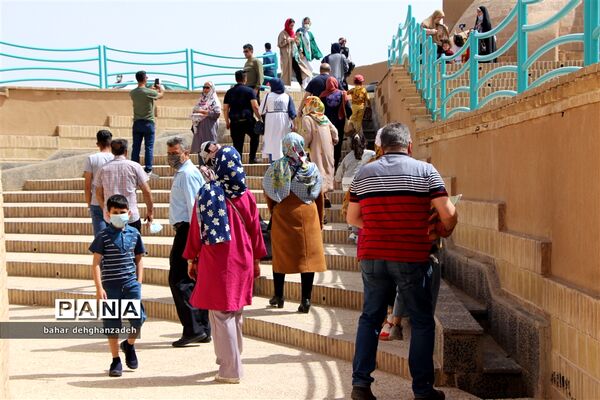 بازدید میهمانان نوروزی از آب‌انبار رستم گیو یزد
