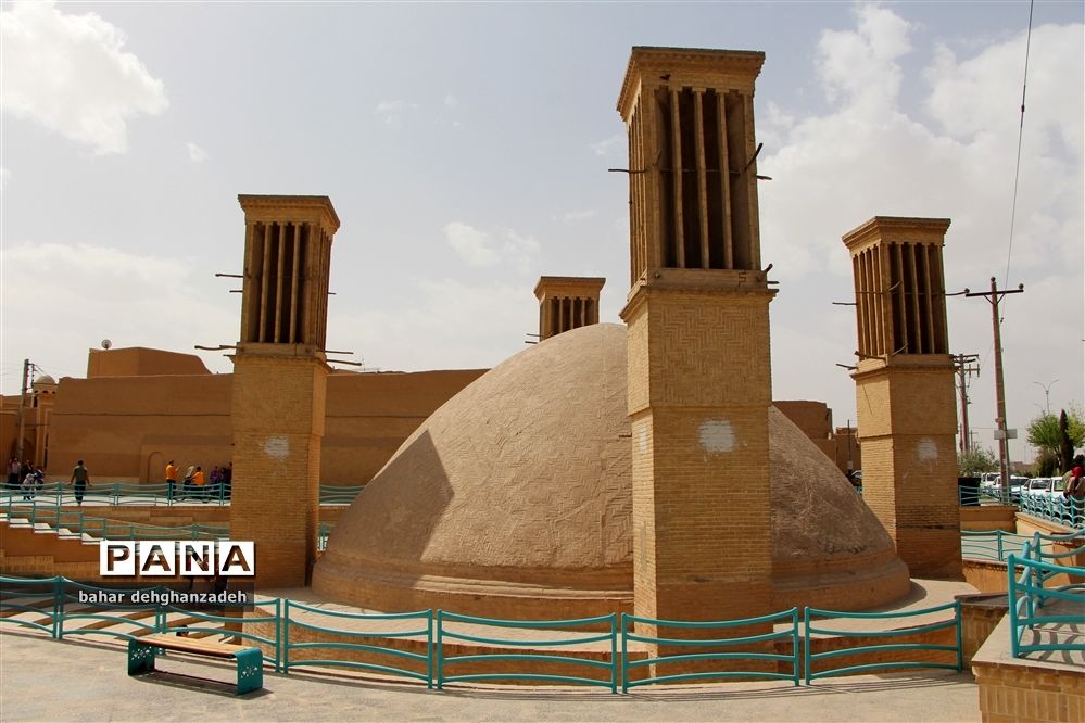 بازدید میهمانان نوروزی از آب‌انبار رستم گیو یزد