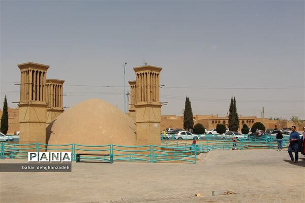 بازدید میهمانان نوروزی از آب‌انبار رستم گیو یزد