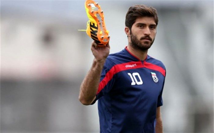 کاپیتان تیم ملی با کیک تولدش مصدوم شد