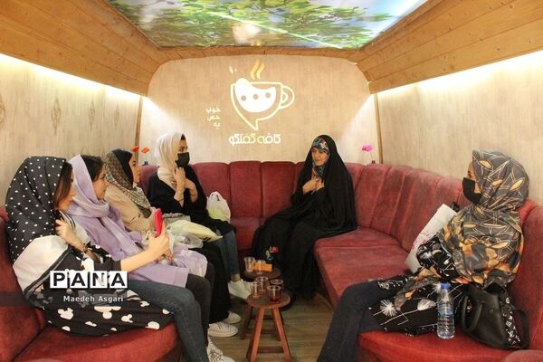 کافه گفتگوی «دختران آفتاب» در قم
