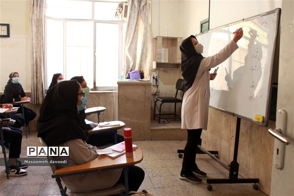 بازدید مدیر کل آموزش پرورش استان فارس از بازگشایی حضوری مدارس