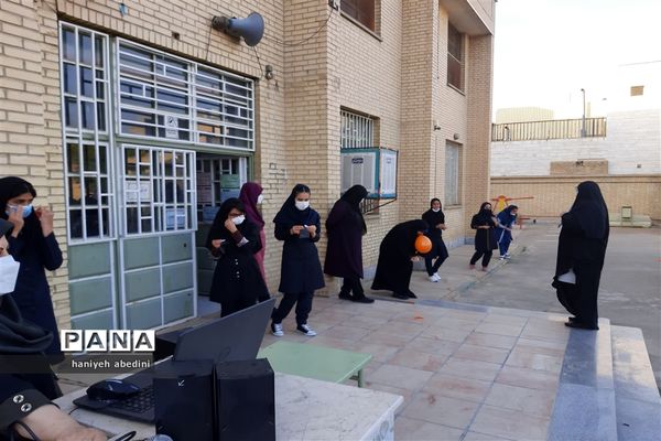 استقبال دانش‌آموزان دبیرستان سروش از بازگشایی حضوری مدارس