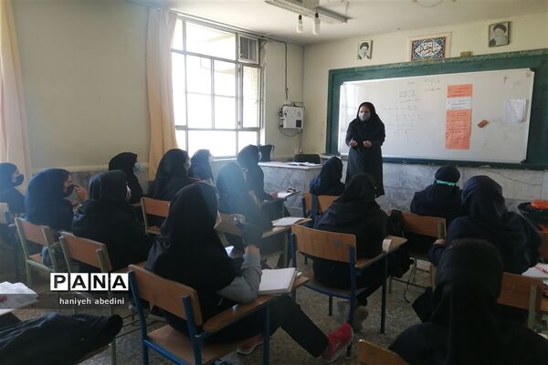 استقبال دانش‌آموزان دبیرستان سروش از بازگشایی حضوری مدارس