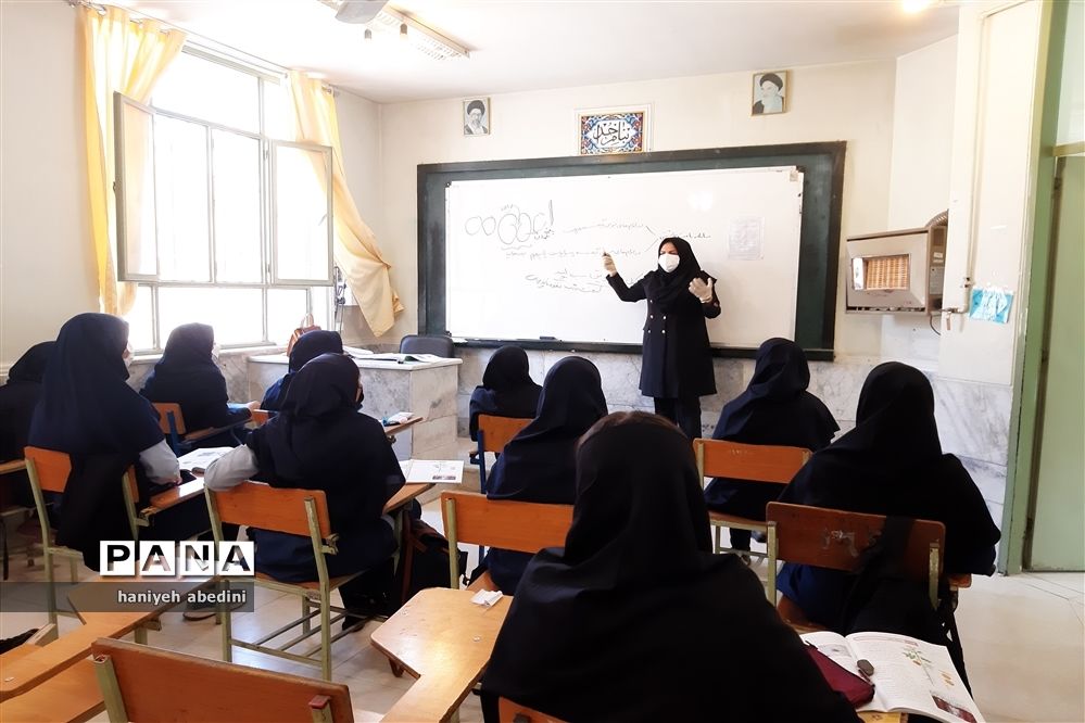 استقبال دانش‌آموزان دبیرستان سروش از بازگشایی حضوری مدارس