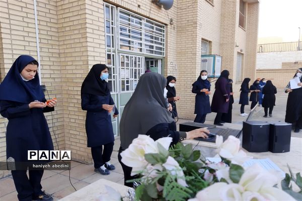 استقبال دانش‌آموزان دبیرستان سروش از بازگشایی حضوری مدارس