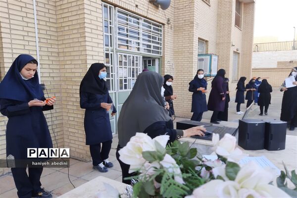 استقبال دانش‌آموزان دبیرستان سروش از بازگشایی حضوری مدارس