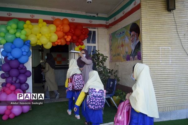 بازگشت به آموزش حضوری در دبستان شهید باهنر دوره اول و دوم شهرستان بوشهر