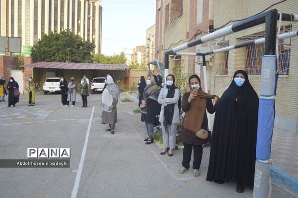 بازگشت به آموزش حضوری در دبستان شهید باهنر دوره اول و دوم شهرستان بوشهر