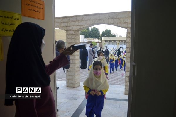 بازگشت به آموزش حضوری در دبستان شهید باهنر دوره اول و دوم شهرستان بوشهر