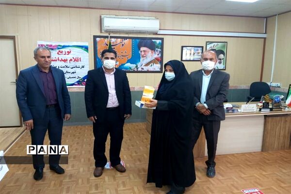 توزیع اقلام بهداشتی به مدارس کم برخوردار امیدیه