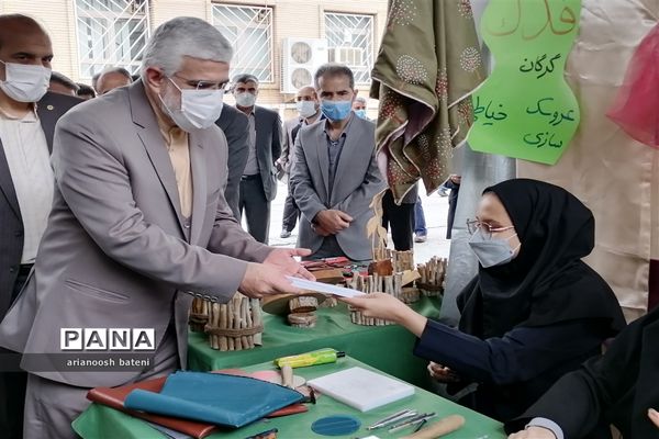 بازدید استاندار گلستان از نمایشگاه محصولات تولیدی هنرستان‌های استان