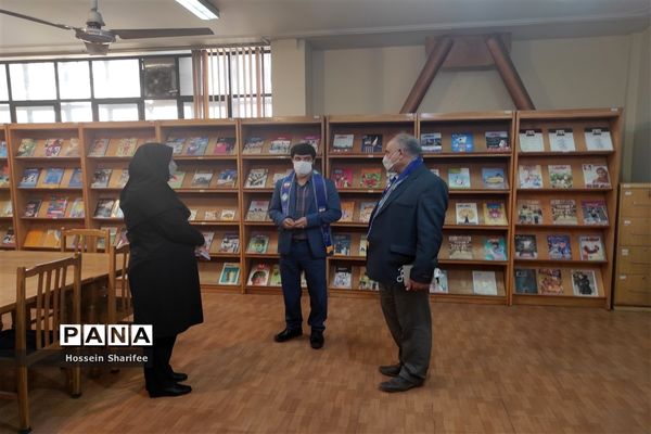 بازدید رئیس سازمان دانش‌آموزی فارس از کتابخانه دانش‌آموز
