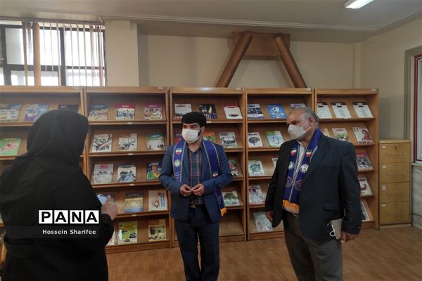 بازدید رئیس سازمان دانش‌آموزی فارس از کتابخانه دانش‌آموز