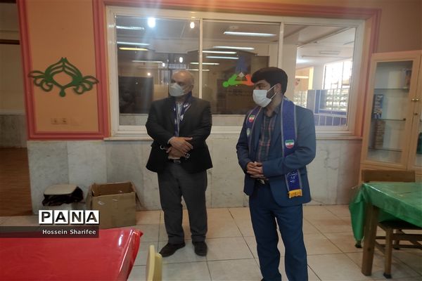 بازدید رئیس سازمان دانش‌آموزی فارس از کتابخانه دانش‌آموز