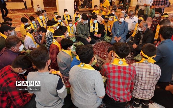 حضور دانش‌آموزان پیشتاز سازمان دانش‌آموزی در نماز جمعه‌ شیراز
