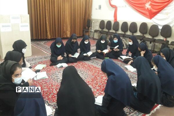 نماز جماعت دانش‌آموزان در مدارس شهرستان قرچک با آغاز آموزش حضوری