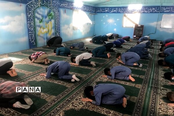 نماز جماعت دانش‌آموزان در مدارس شهرستان قرچک با آغاز آموزش حضوری