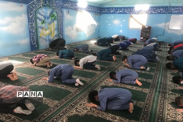 نماز جماعت دانش‌آموزان در مدارس شهرستان قرچک با آغاز آموزش حضوری