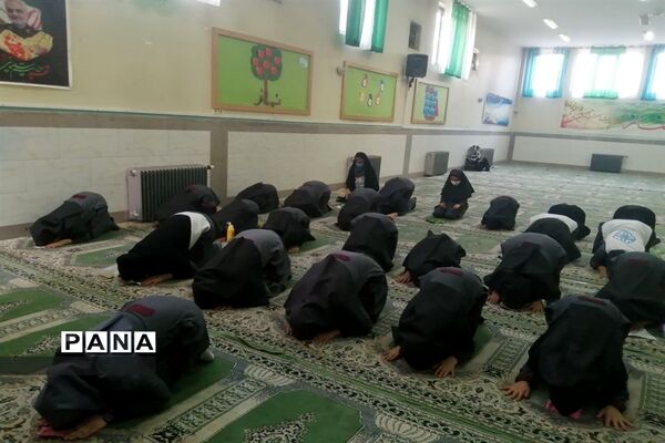 نماز جماعت دانش‌آموزان در مدارس شهرستان قرچک با آغاز آموزش حضوری