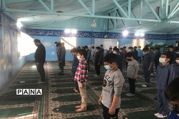 نماز جماعت دانش‌آموزان در مدارس شهرستان قرچک با آغاز آموزش حضوری